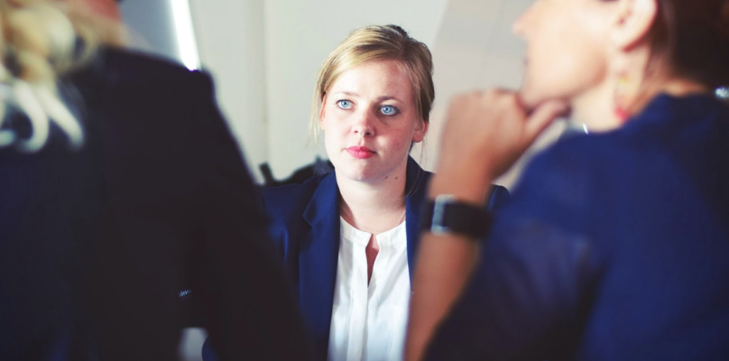 Advocada mirant els seus clients