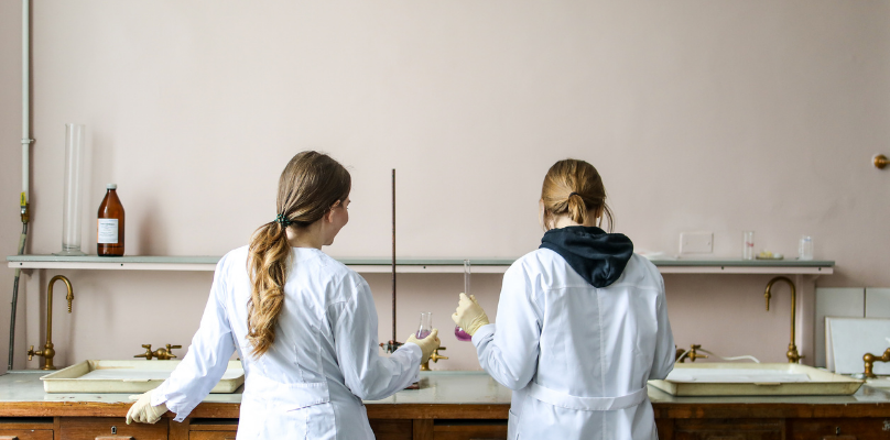 Dos chicas haciendo experimentos en un laboratorio.