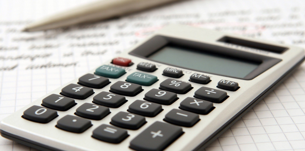 Una calculadora, un bolígraf i un full de paper
