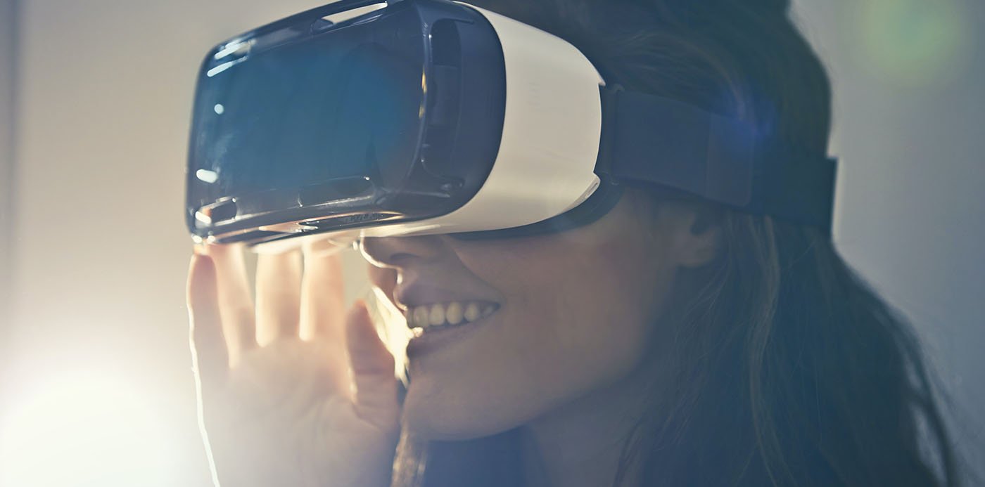 Mujer con un casco de realidad virtual