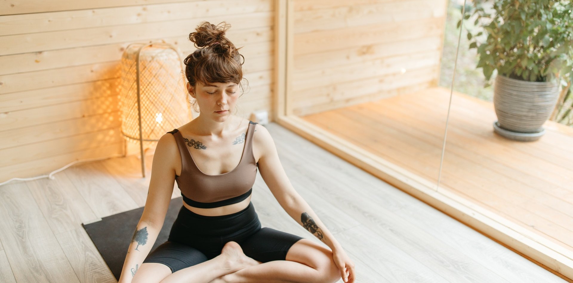 Dona meditant