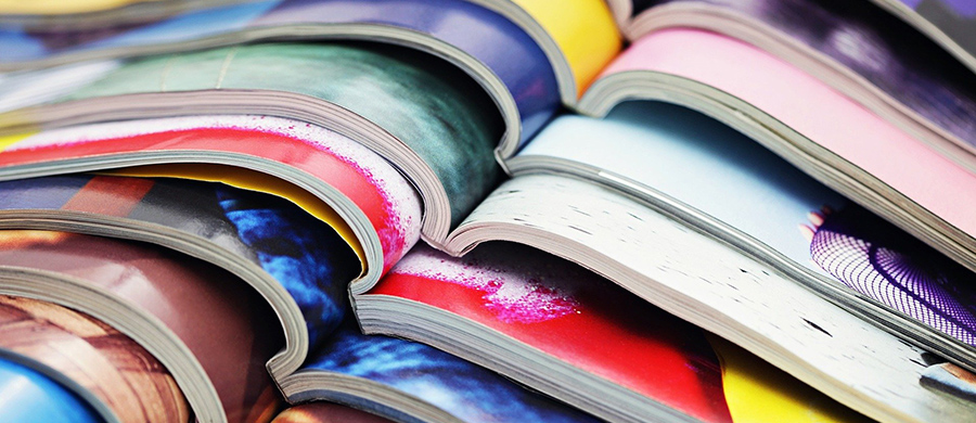 Una pila de revistas