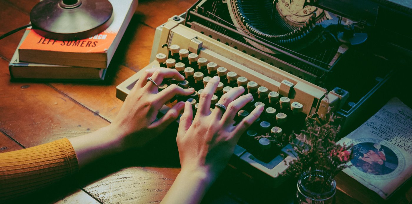 Dos manos y una máquina de escribir