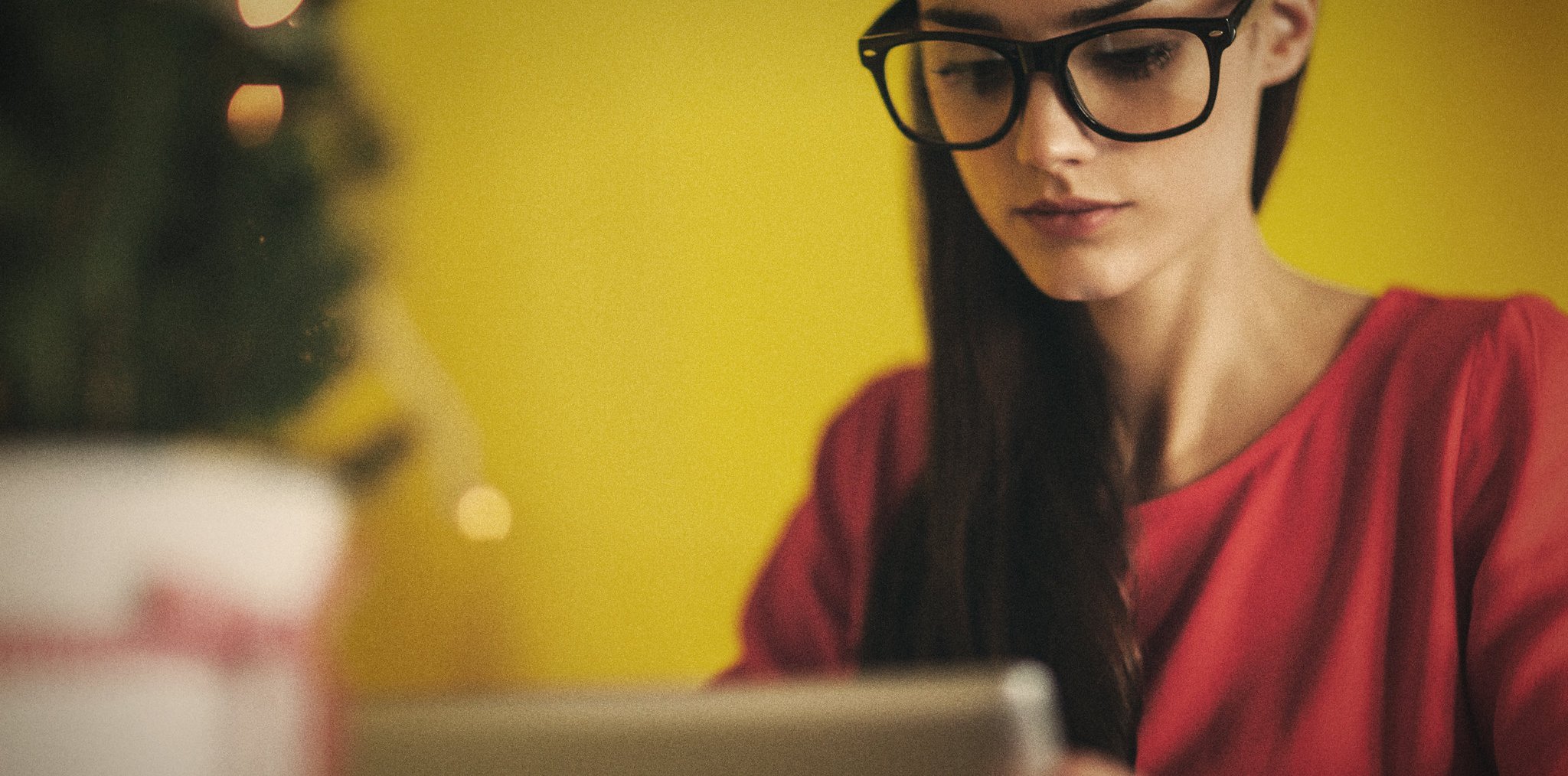 Una mujer con gafas mirando una tablet