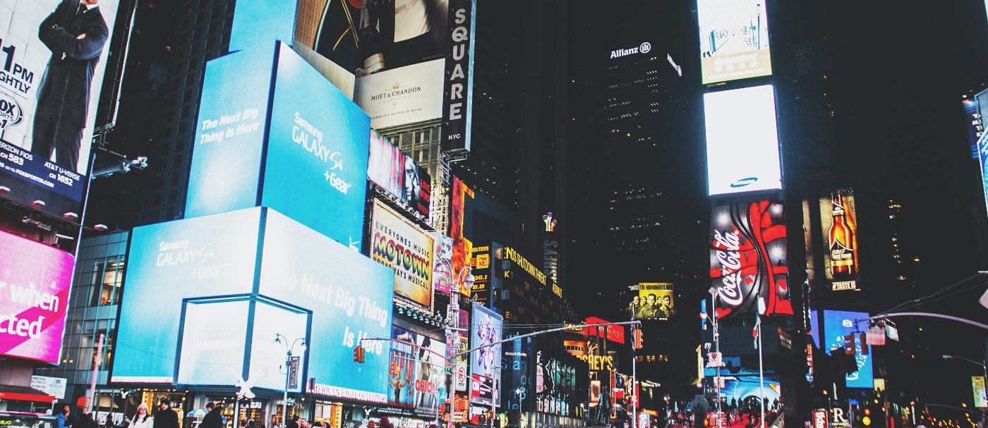 Edificios repletos de publicidad