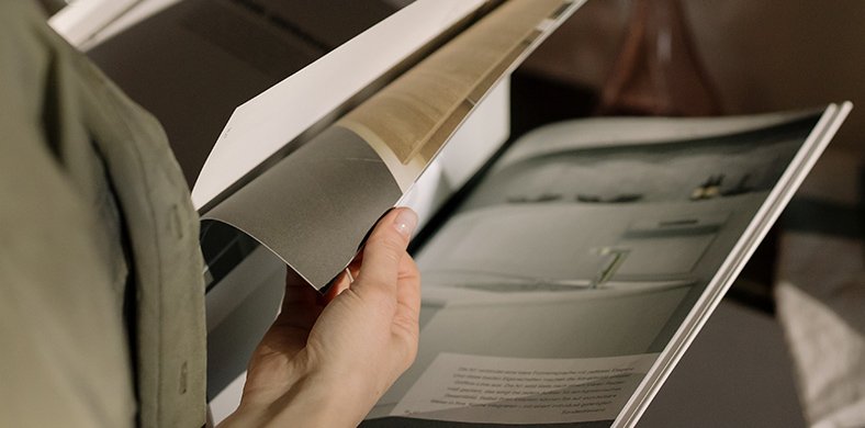 Una persona leyendo una revista