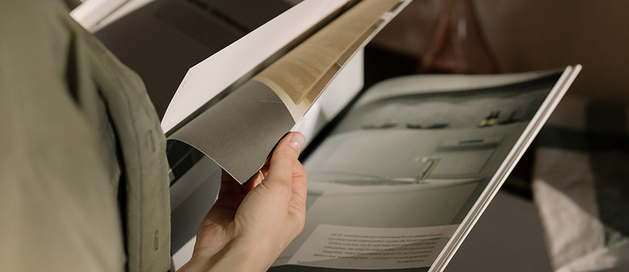 Una persona leyendo una revista