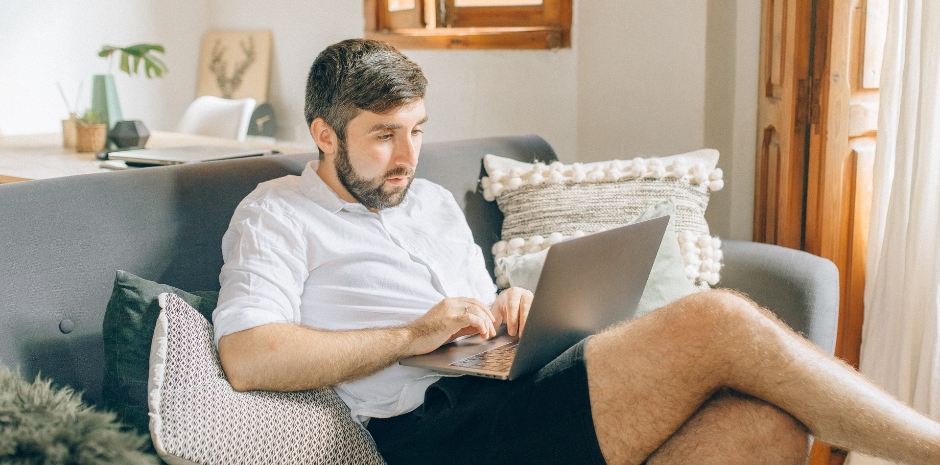 Hombre viendo vídeos con el portátil