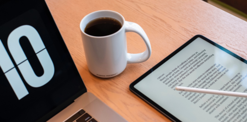 Un ordenador y un libro digital