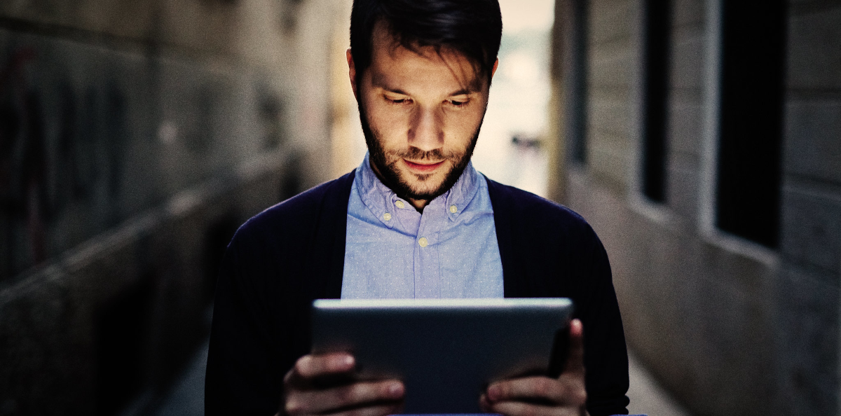 Un hombre con una tablet