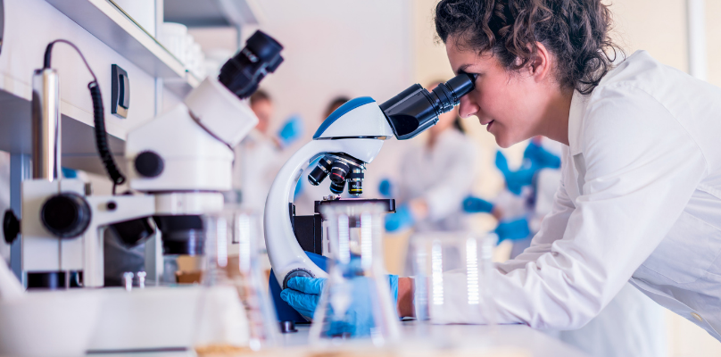 Una científica mirando el microscopio
