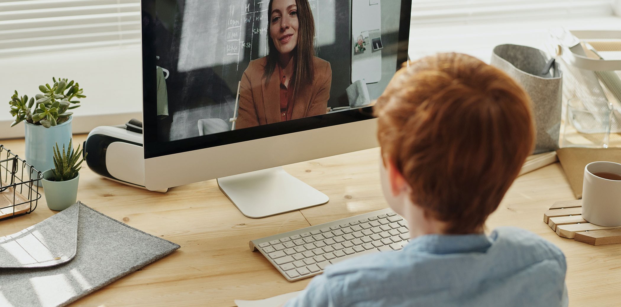 Un niño haciendo clase por videollamada