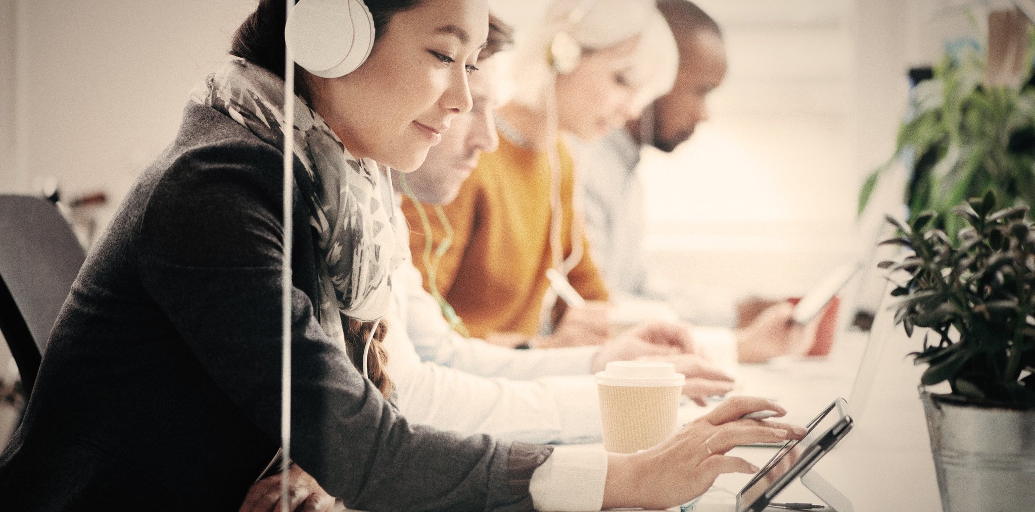 Un grup de persones amb tauletes i auriculars