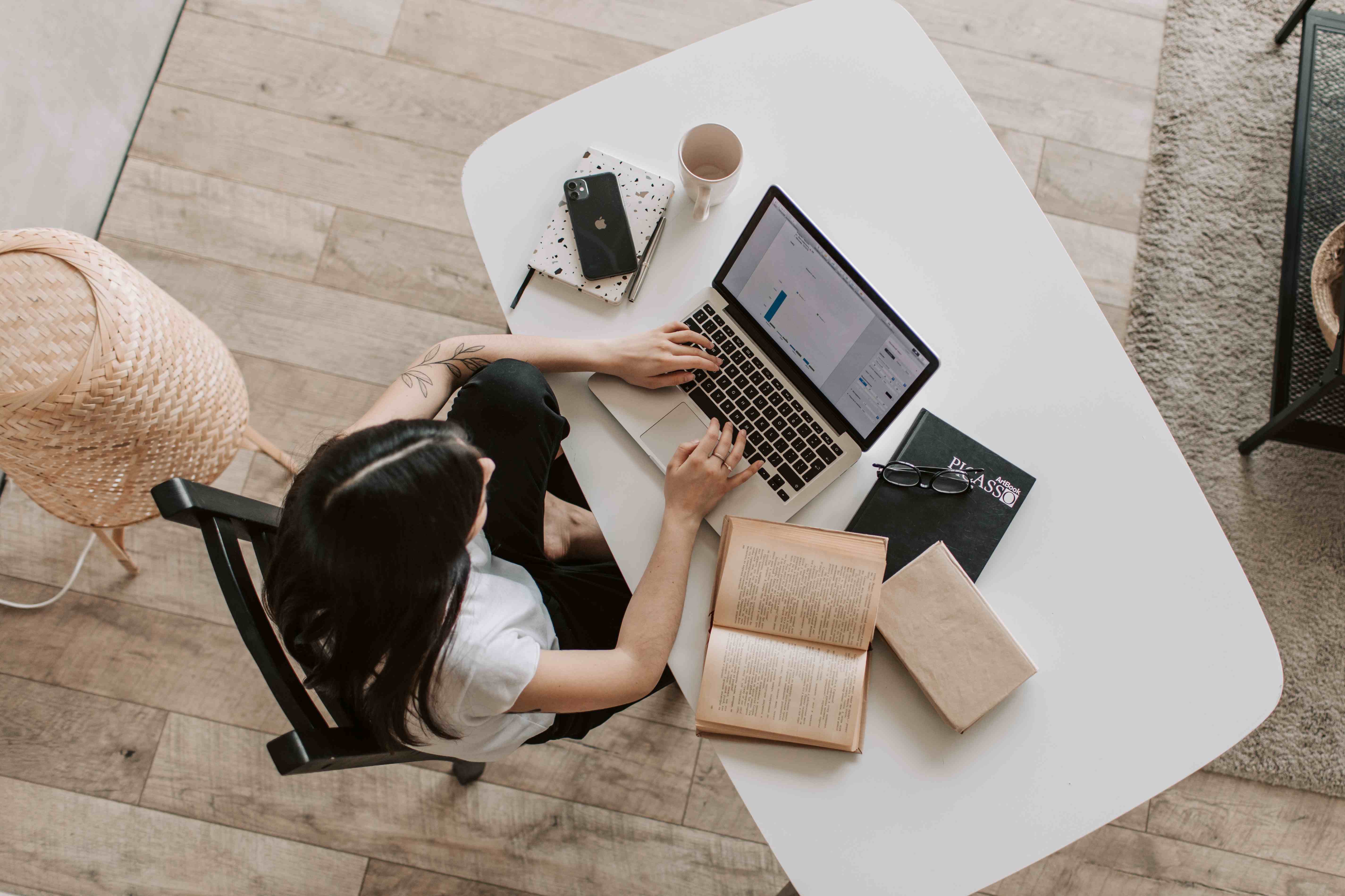 Mujer con portatil