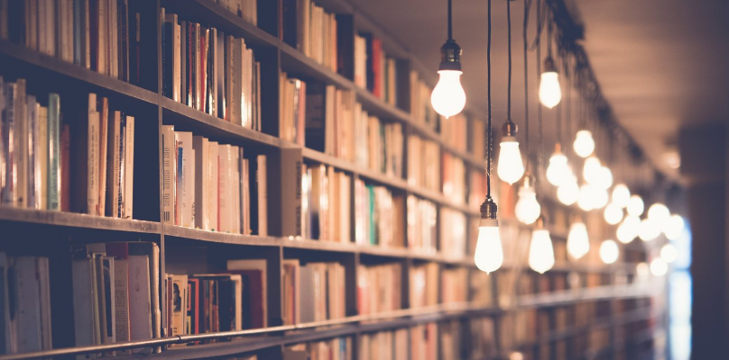  Una biblioteca con estantería llenas de libros