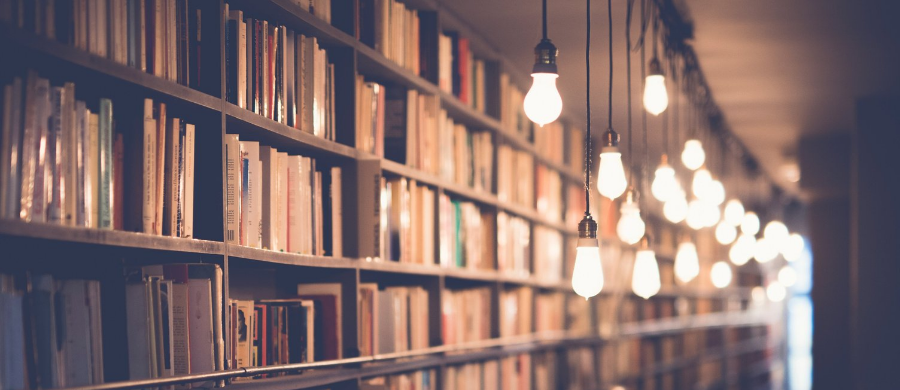 Una biblioteca con estantería llenas de libros