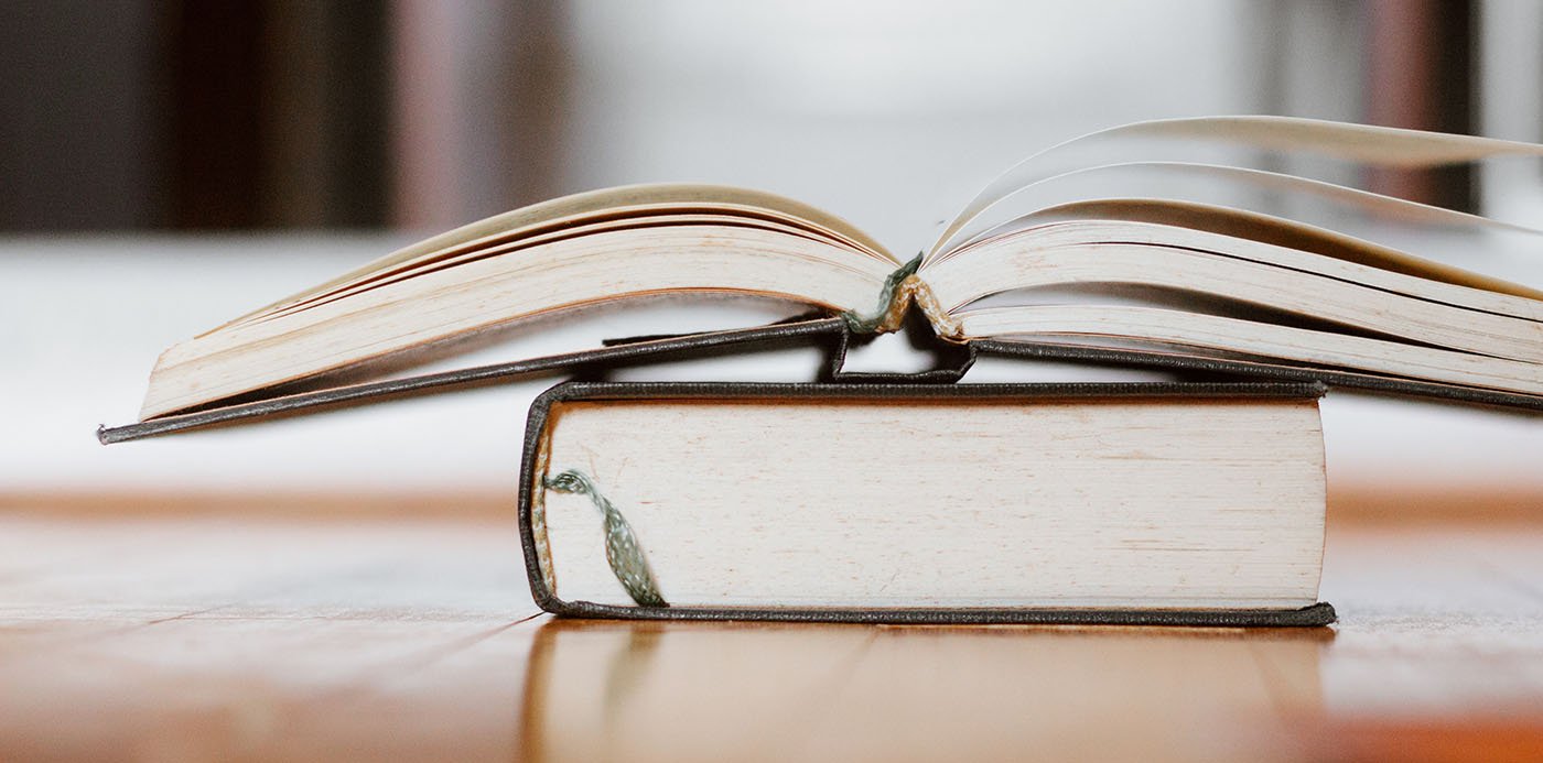 Dos llibres, un d'ells obert