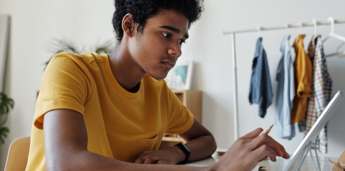 Un chico con un lápiz y una tablet