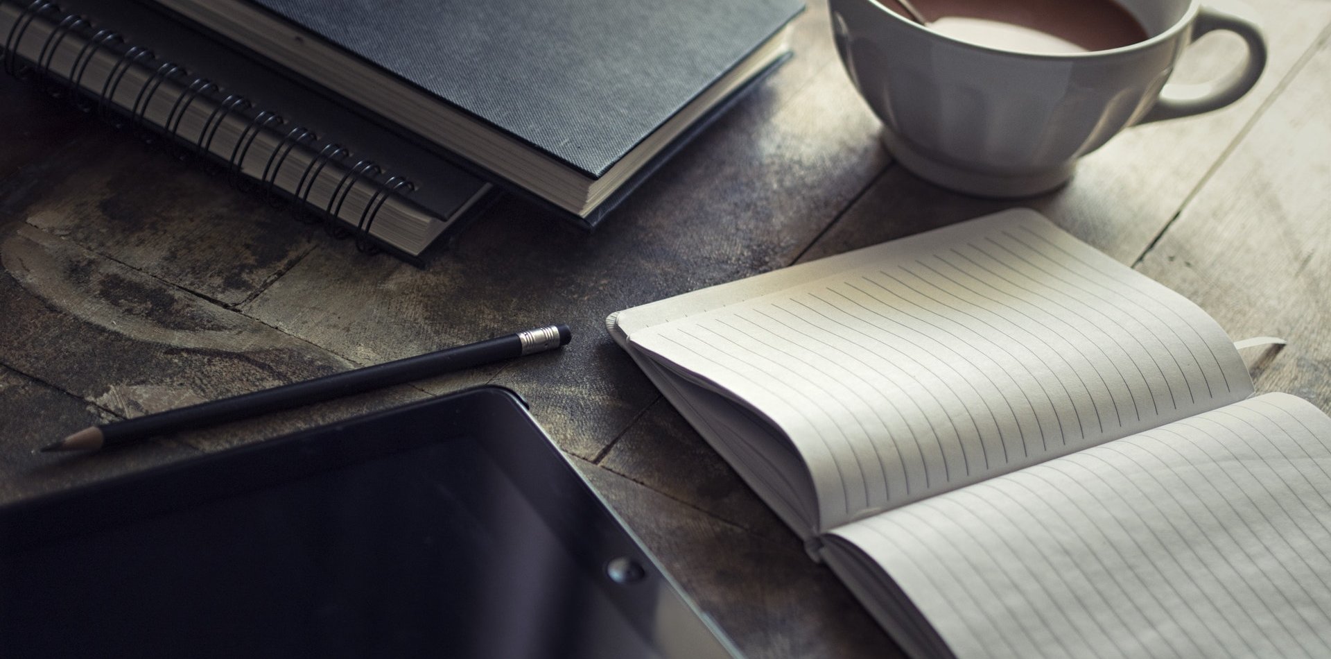 Un café, una libreta y una tablet