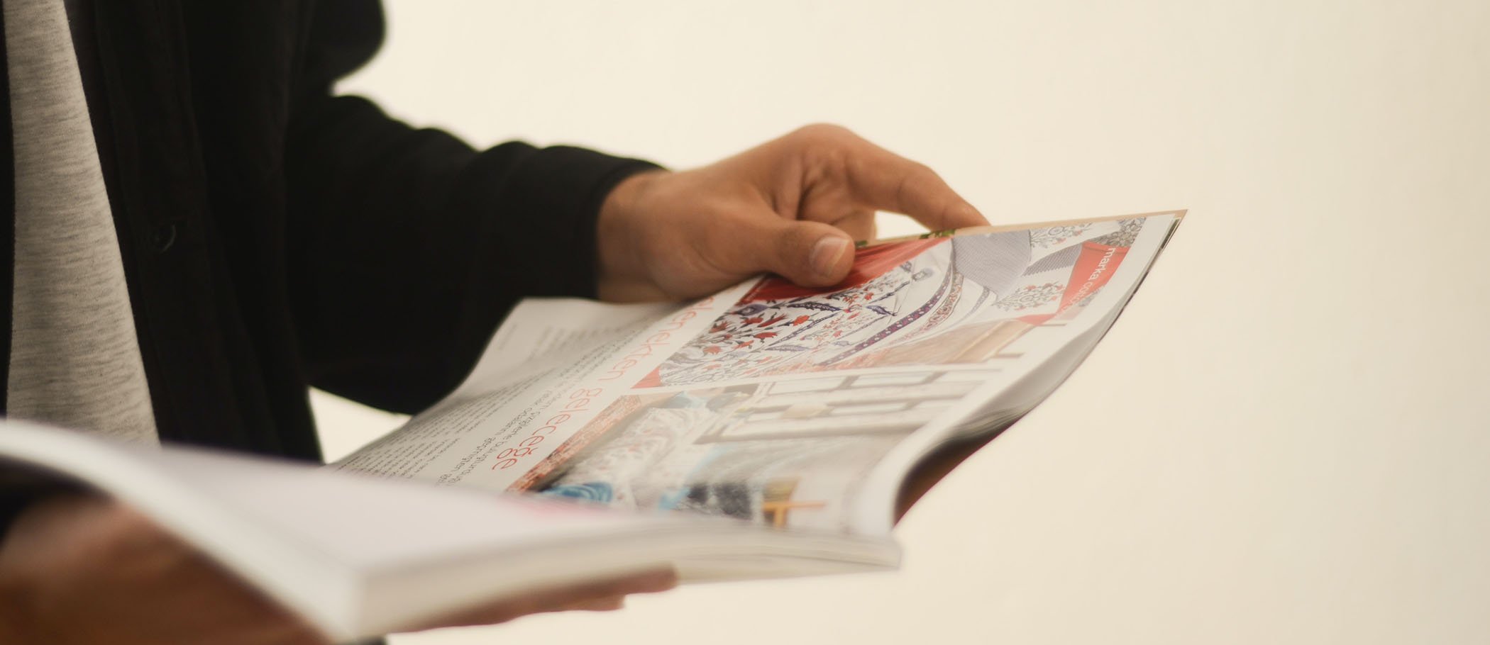 Una persona fullejant una revista