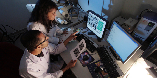 Dues persones investigadores fent recerca