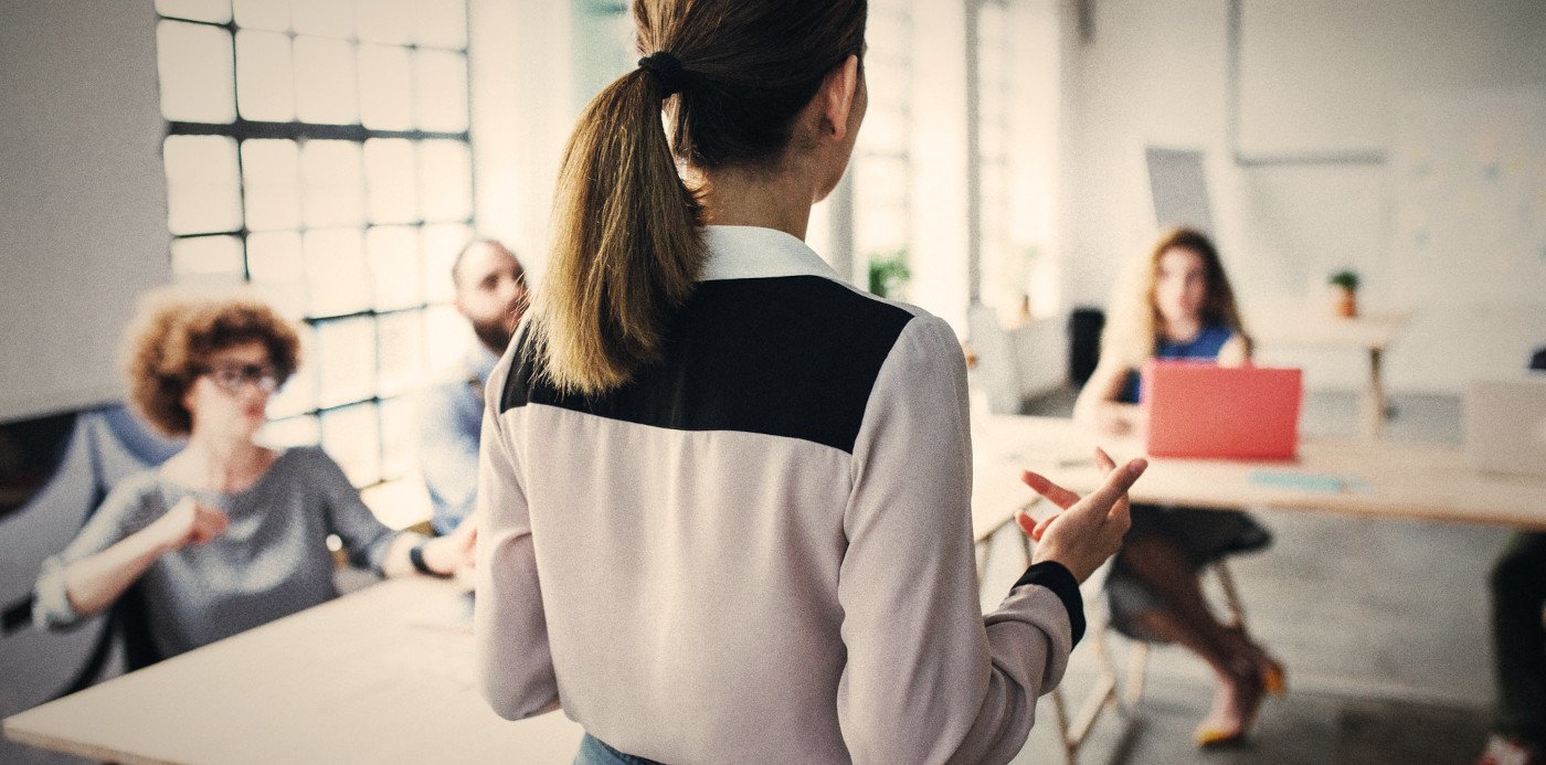 Una dona impartint una classe