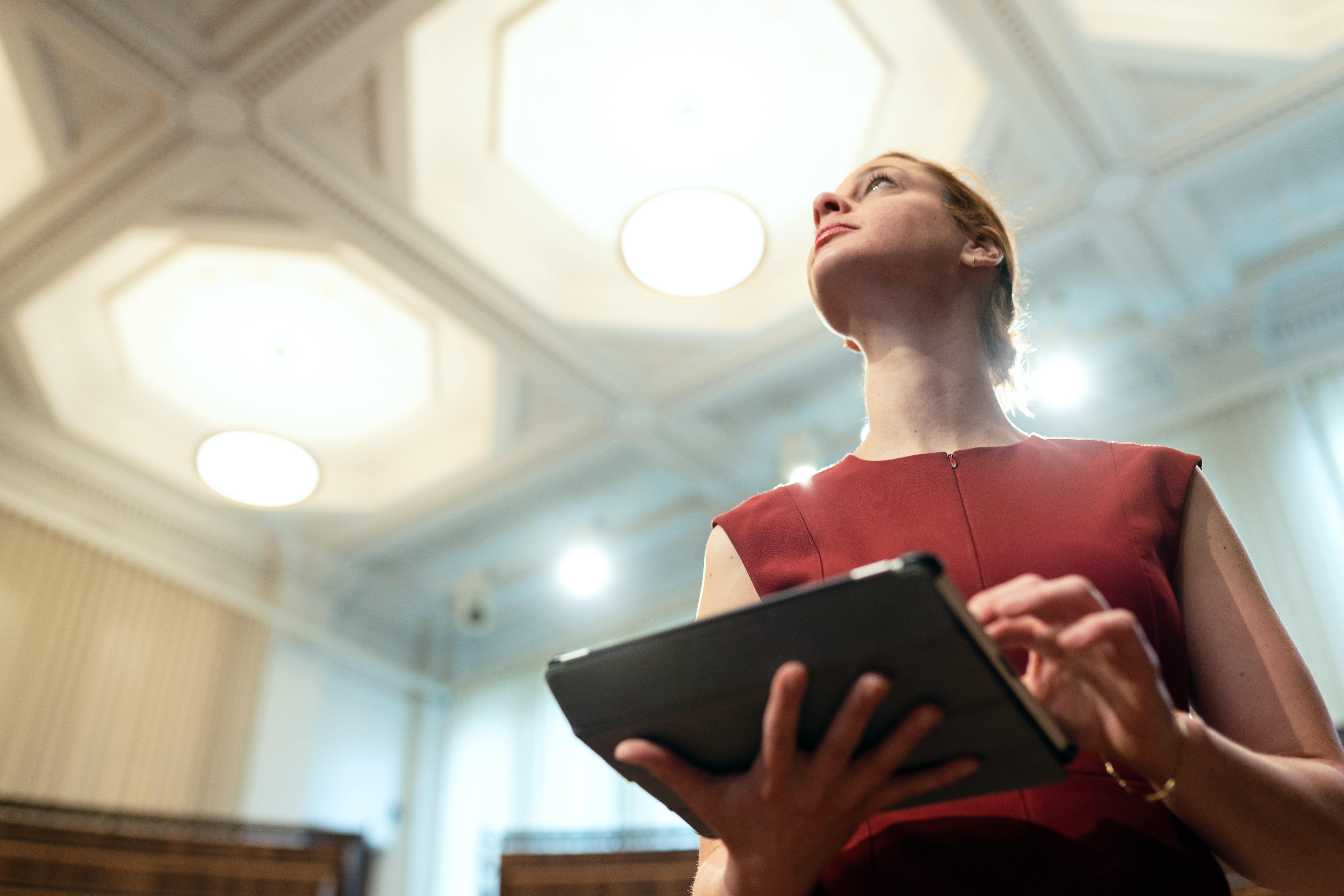 Mujer con una tablet