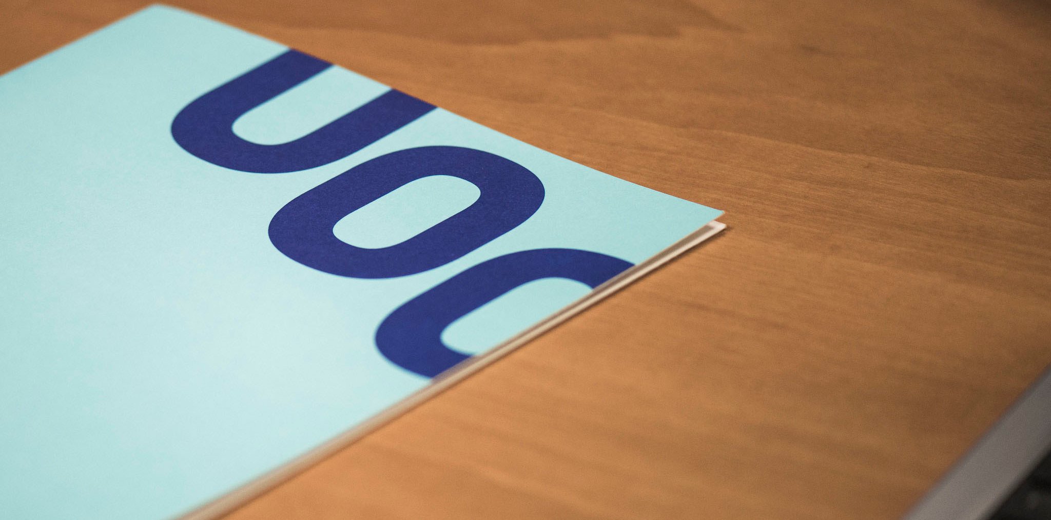 Carpeta amb el logo de la UOC