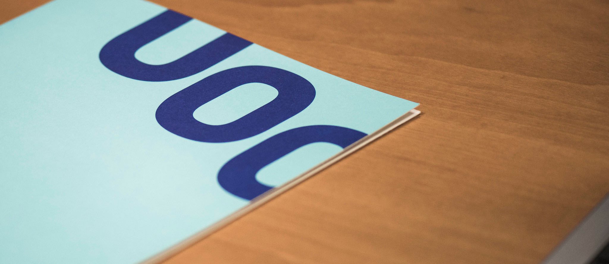 Carpeta amb el logo de la UOC