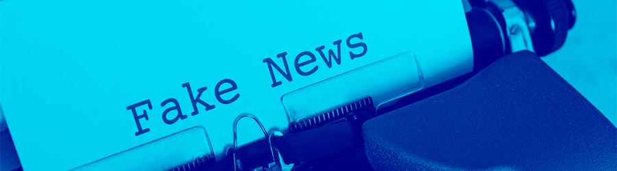Máquina de Escribir con un folio que pone "Fake news"