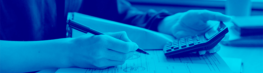 Una persona con una calculadora en una mano y un bolígrafo en la otra