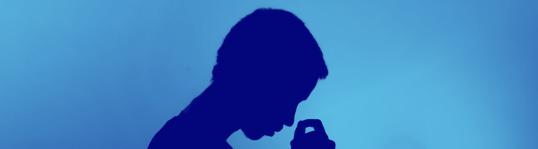 Una persona con expresión de preocupación