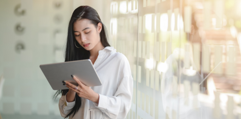 Estudiante consultando una tableta