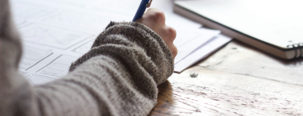 Mujer escribiendo en una carpeta